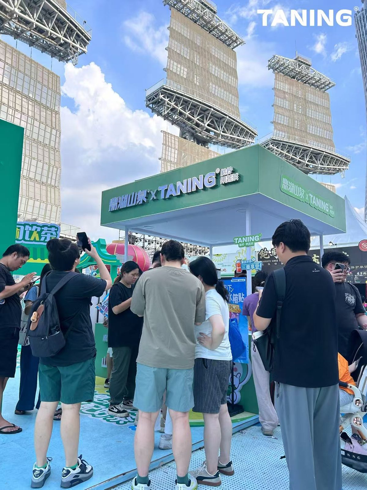 TANING挞柠携手鼎湖山泉亮相第三届广州精品美食周，健康轻饮引爆消费热潮！ 金秋十月，第三届广州精品美食周在海心沙亚运公园盛大举行。本届美食周汇聚了超过150个优质品牌，为市民带来一场为期9天的美食文化盛宴。在这场以